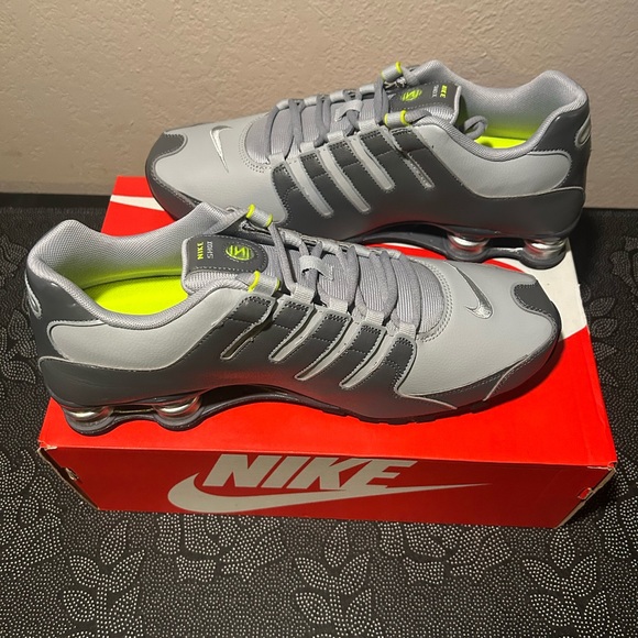 Nike Men's Gray and Silver Shox new in box 12m - Picture 2 of 3